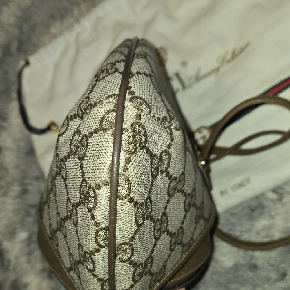Gucci Signature Monogram Supreme Shoulder Bag in Brown and Cream - Picture 10 of 16